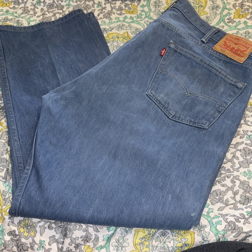 Levi Jeans Mens 46/29 501 Button Fly Medium Wash Denim Straight Leg